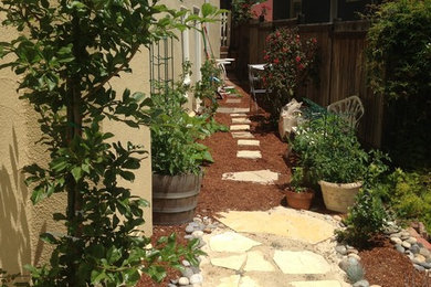 Идея дизайна: летний участок и сад среднего размера на заднем дворе в стиле кантри с полуденной тенью и покрытием из каменной брусчатки