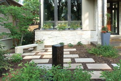 デンバーにあるコンテンポラリースタイルのおしゃれな前庭 (天然石敷き) の写真