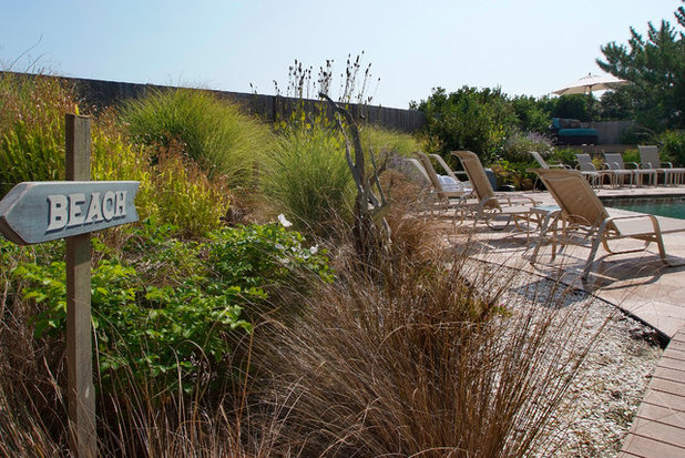 Coastal Garden by Groundswell Design Group Inc.