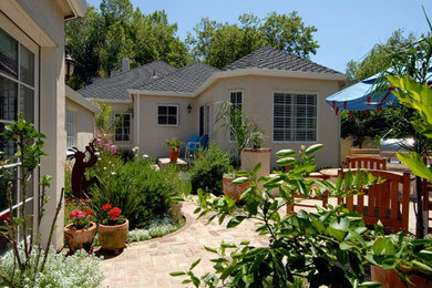 Modelo de camino de jardín contemporáneo de tamaño medio en verano en patio trasero con exposición total al sol y adoquines de ladrillo