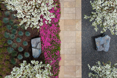 デンバーにあるラグジュアリーな中くらいな、春のアジアンスタイルのおしゃれな庭 (庭石、日向、天然石敷き) の写真