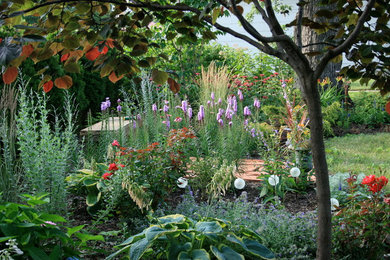 Ejemplo de camino de jardín bohemio de tamaño medio en verano en patio trasero con exposición parcial al sol y adoquines de hormigón