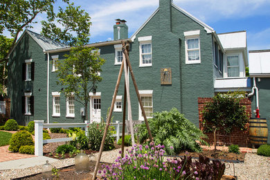 Geometrischer, Großer Klassischer Gartenweg im Sommer, neben dem Haus mit direkter Sonneneinstrahlung und Pflastersteinen in Washington, D.C.