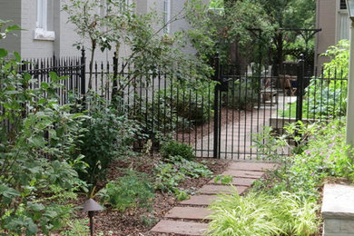 Стильный дизайн: регулярный сад среднего размера на боковом дворе в средиземноморском стиле с садовой дорожкой или калиткой, полуденной тенью и покрытием из каменной брусчатки - последний тренд