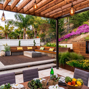 Ispirazione per un giardino design esposto in pieno sole di medie dimensioni e dietro casa in primavera con pavimentazioni in cemento