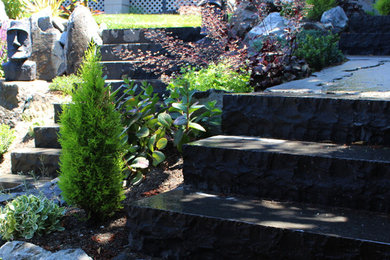 На фото: большой летний регулярный сад на заднем дворе в стиле неоклассика (современная классика) с садовой дорожкой или калиткой, полуденной тенью и покрытием из каменной брусчатки с