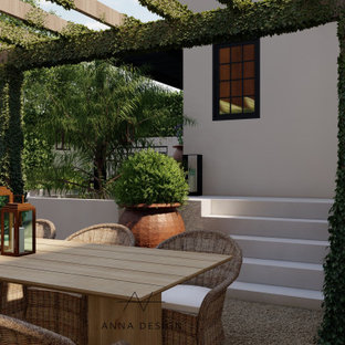 Geometrische, Große Mediterrane Gartenkamin im Sommer, hinter dem Haus mit direkter Sonneneinstrahlung, Granitsplitt und Steinzaun in Los Angeles