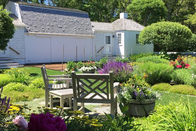 На фото: весенний участок и сад среднего размера на заднем дворе в морском стиле с садовой дорожкой или калиткой, полуденной тенью и настилом с