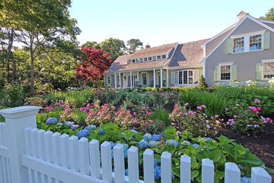 Imagen de jardín clásico de tamaño medio en patio delantero con jardín francés y exposición total al sol