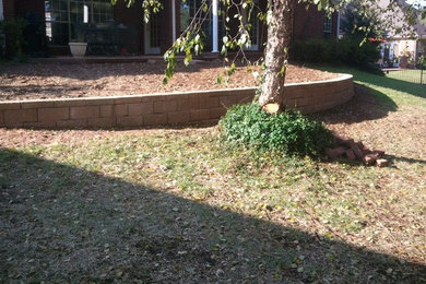 Foto de jardín de tamaño medio en patio trasero con muro de contención, exposición parcial al sol y adoquines de ladrillo