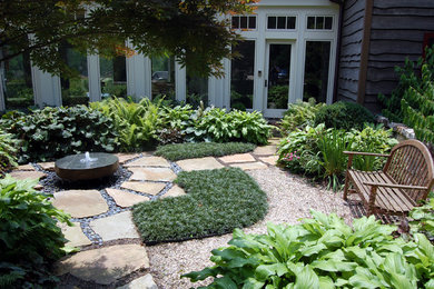 Foto de jardín tradicional de tamaño medio en verano en patio trasero con jardín francés, fuente, exposición total al sol y adoquines de piedra natural