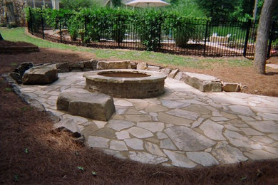Foto de jardín tradicional grande en patio trasero con brasero y adoquines de piedra natural