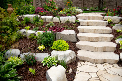 Пример оригинального дизайна: засухоустойчивый сад в стиле неоклассика (современная классика) с дорожками и покрытием из каменной брусчатки