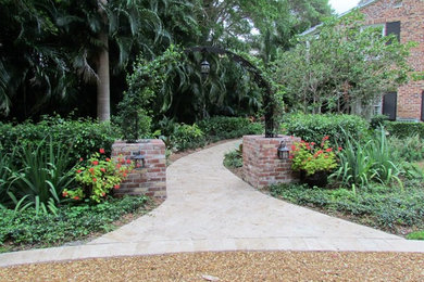 Diseño de camino de jardín exótico de tamaño medio en primavera en patio lateral con exposición parcial al sol y adoquines de ladrillo