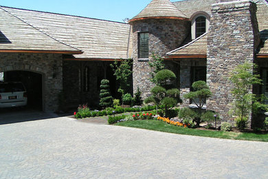 Ejemplo de acceso privado tradicional grande en patio trasero con exposición reducida al sol y adoquines de ladrillo