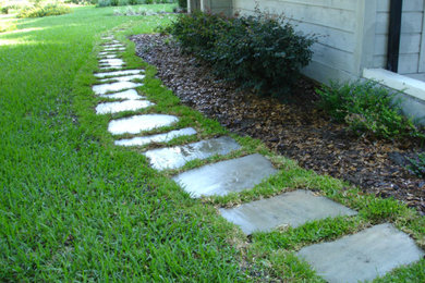 Diseño de camino de jardín de tamaño medio en patio trasero con exposición parcial al sol y adoquines de piedra natural
