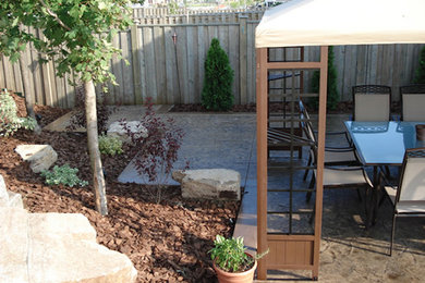 Diseño de camino de jardín tradicional de tamaño medio en patio delantero con exposición parcial al sol y adoquines de piedra natural