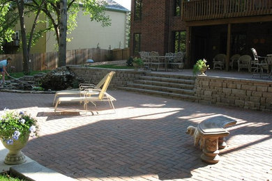 他の地域にある中くらいなトラディショナルスタイルのおしゃれな前庭 (コンテナガーデン、日陰、レンガ敷き) の写真