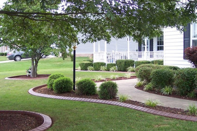 Photo of a traditional landscaping in Louisville.