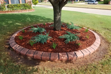 Inspiration for a mid-sized traditional partial sun front yard landscaping in Oklahoma City.