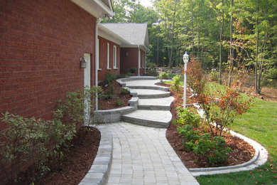 Inspiration for a transitional landscaping in Toronto.