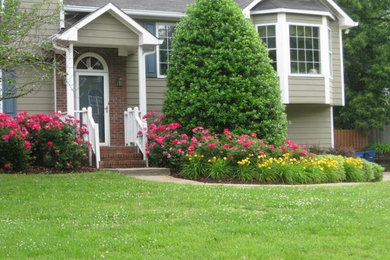 アトランタにある中くらいなトラディショナルスタイルのおしゃれな前庭 (庭への小道、日向、レンガ敷き) の写真
