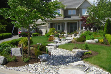 Diseño de camino de jardín tradicional grande en patio delantero con adoquines de piedra natural