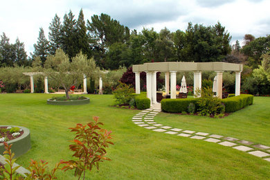 Пример оригинального дизайна: огромный солнечный регулярный сад в средиземноморском стиле с хорошей освещенностью