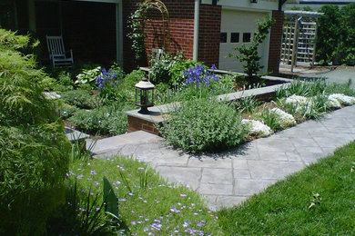 Modelo de camino de jardín de estilo americano de tamaño medio en patio delantero con exposición total al sol y adoquines de piedra natural