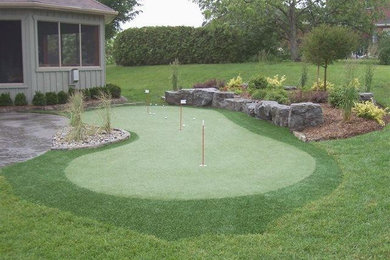 Mittelgroßer Garten neben dem Haus mit Sportplatz und direkter Sonneneinstrahlung in Toronto