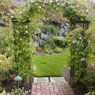 Esempio di un giardino tradizionale con un ingresso o sentiero