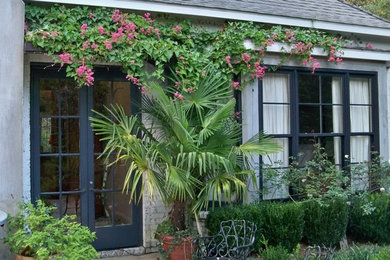 マイアミにあるお手頃価格の小さなトラディショナルスタイルのおしゃれな横庭 (庭への小道、日向、コンクリート敷き	) の写真