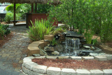 マイアミにあるお手頃価格の中くらいな、春のコンテンポラリースタイルのおしゃれな庭 (日陰、天然石敷き) の写真
