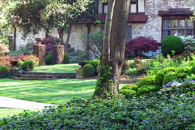 アトランタにある広いトランジショナルスタイルのおしゃれな横庭 (庭への小道、半日向) の写真