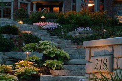 シカゴにある高級な広いトラディショナルスタイルのおしゃれな庭 (天然石敷き、庭への小道、半日向) の写真