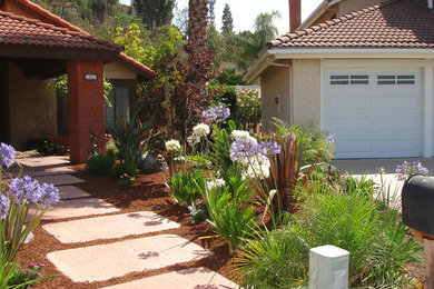 Diseño de camino de jardín tradicional de tamaño medio en verano en patio delantero con exposición parcial al sol y adoquines de hormigón