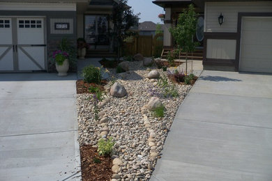 Design ideas for a small traditional drought-tolerant and partial sun front yard mulch landscaping in Edmonton for summer.