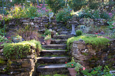 Diseño de camino de jardín rústico en patio trasero con jardín francés, exposición total al sol y adoquines de piedra natural
