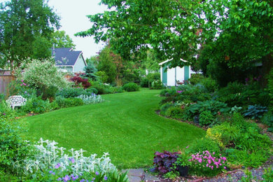 Modelo de jardín clásico de tamaño medio en patio trasero con exposición total al sol