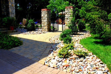 Design ideas for a mid-sized full sun side yard stone garden path in Kansas City.