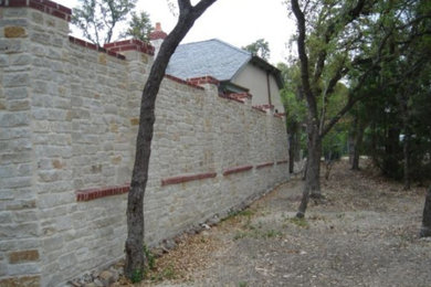 Foto de jardín de tamaño medio en patio lateral con muro de contención y adoquines de ladrillo