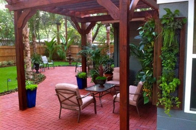 Design ideas for a backyard landscaping in Tampa.