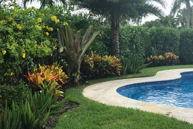 Imagen de jardín tradicional renovado grande en patio trasero con exposición total al sol y adoquines de hormigón