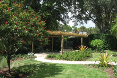 マイアミにあるお手頃価格の広いトラディショナルスタイルのおしゃれな庭 (半日向、砂利舗装) の写真