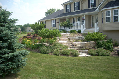 Modelo de jardín de estilo americano de tamaño medio en verano en patio delantero con exposición total al sol