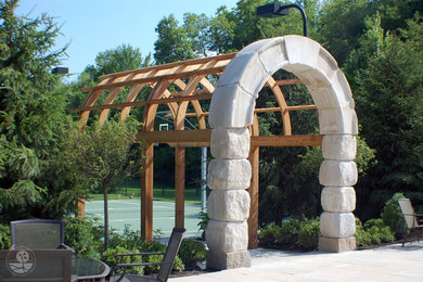 Modelo de jardín tradicional grande en verano en patio trasero con exposición parcial al sol y adoquines de piedra natural