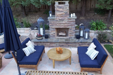 Foto de patio clásico de tamaño medio en patio trasero con adoquines de piedra natural