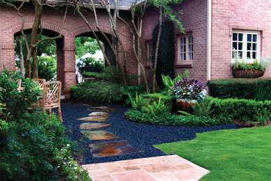 Imagen de jardín tradicional grande en patio trasero con exposición reducida al sol y gravilla