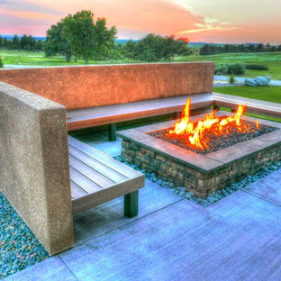 Geräumiger Eklektischer Garten im Sommer, hinter dem Haus mit Kamin, direkter Sonneneinstrahlung und Betonplatten in Denver