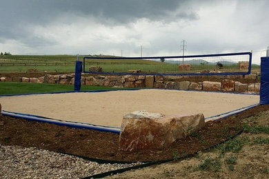 Foto de pista deportiva descubierta tradicional renovada grande en patio trasero con exposición parcial al sol y mantillo